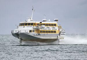 ジェットフォイル「つばさ」=2024年2月、佐渡市