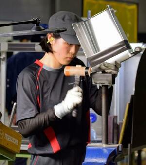 技能五輪全国大会の曲げ板金で競技中の月足結菜さん=愛知県常滑市