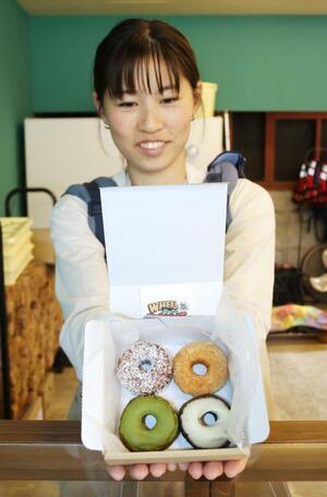 谷根の米粉や里芋で作ったドーナツが並ぶ「WHEEL DONUT」=柏崎市谷根