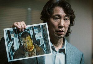 国枝(佐々木蔵之介)=映画『名無し』(5月22日公開)(C)佐藤二朗 永田諒 / ヒーローズ (C)2026 映画「名無し」製作委員会