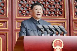 演説する中国の習近平国家主席=3日、北京の天安門(新華社=共同)