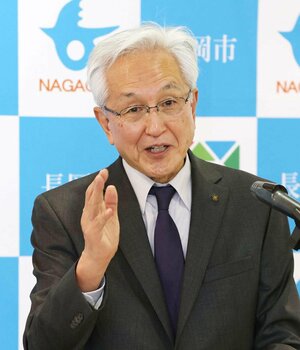 長岡市の2025年度当初予算案を発表する磯田達伸市長=2月17日、アオーレ長岡