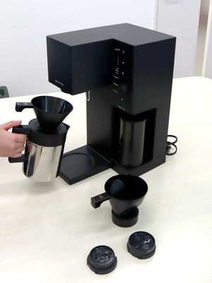 ダイニチ工業が12月に発売するコーヒーメーカー。有名バリスタのドリップを忠実に再現した=新潟市南区