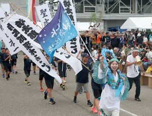 坊太郎役の女性を先頭に約12キロ練り歩いたみこし渡御=2024年08月10日、上越市清里区岡野町