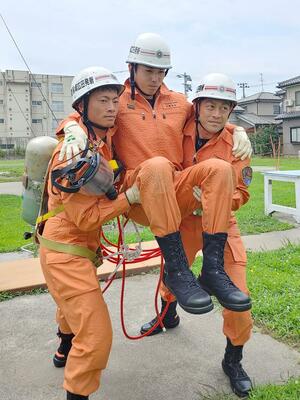 新発田地域広域事務組合消防本部の、左から白勢有紀さん、中澤幸也さん、上野裕徳さん=新発田市新栄町1