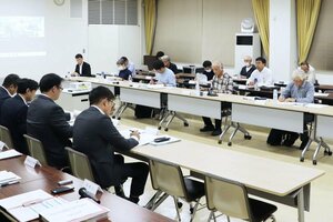 県が実施した県民意識調査について委員から質問や指摘が相次いだ地域の会=1日、柏崎市荒浜1