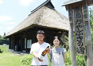 荻ノ島で取れた酒米を使った石塚酒造の新商品「らっくり荻ノ島」=柏崎市高柳町荻ノ島