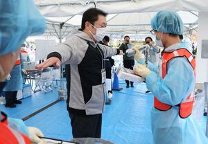 県の原子力防災訓練で放射性物質が付着していないか調べる住民=9日、燕市