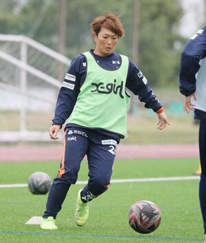 ホーム最終戦となる広島戦に向けて練習するMF上尾野辺めぐみ=聖籠町