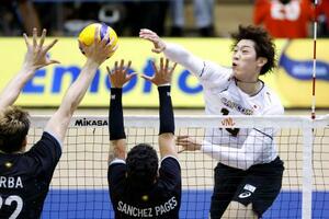 日本―アルゼンチン 第1セット、スパイクを放つ石川=千葉ポートアリーナ