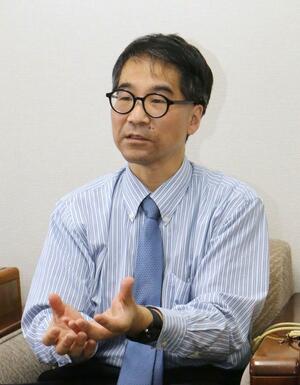 インタビューに応じる東京大大学院法学政治学研究科の金井利之教授=東京都文京区