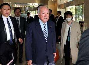 　ＮＨＫ番組への出演を終えた自民党の鈴木幹事長＝１８日午前、東京都千代田区