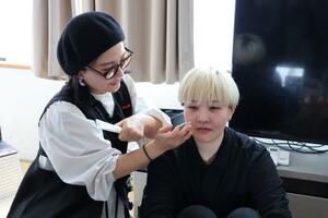 　元空手選手の北山ありさんに指導する「スポーツビューティートレーナー」の福岡美波さん（左）＝２０２６年３月、東京都新宿区