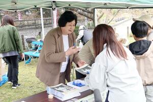 署名への協力を呼びかける曽我ひとみさん=4月19日、佐渡市真野