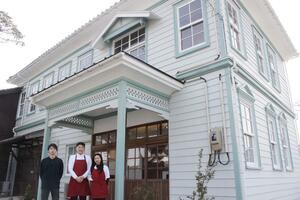 金井西洋館をオープンさせた平田光一郎さん(中央)と家族=佐渡市金井新保