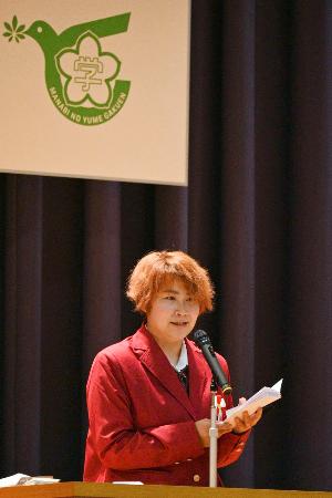 栃木県栃木市で開かれた「県立とちぎ学びの夢学園」の入学式で、新入生を代表して決意を語る川村真希さん=14日夜