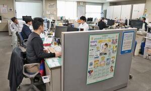 　衆院選の準備に追われる札幌市選挙管理委員会事務局＝２０日、札幌市役所