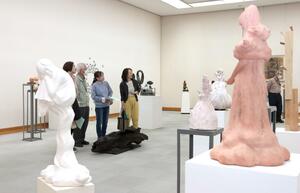 個性豊かな作品が並ぶ長岡市美術協会の彫刻展＝８日、長岡市学校町１
