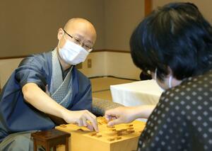 新潟グランドホテルで指された第46期棋王戦5番勝負第3局で勝利し、感想戦をする渡辺明棋王。地の利を生かせるか=2021年3月7日、新潟市中央区