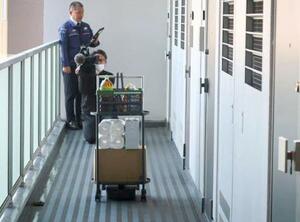 自律搬送ロボットがけん引する専用カートで運ばれる荷物=10日午後、愛知県稲沢市