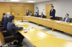 北陸地方整備局の髙松諭局長との懇談会であいさつする、新潟市の中原八一市長(右から2人目)=1日、新潟市役所