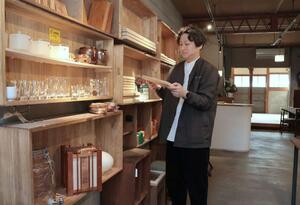 古家具や建材を販売する「OLD NEW HUBSTOREうさぎのあしあと」=上越市仲町4
