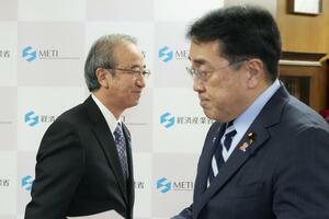 赤沢経産相（右）との面会に臨む新潟県の花角英世知事＝２３日午後、経産省