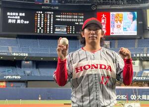 社会人野球日本選手権の1回戦で完全試合を達成し、記念写真に納まるホンダ鈴鹿の井村=京セラドーム