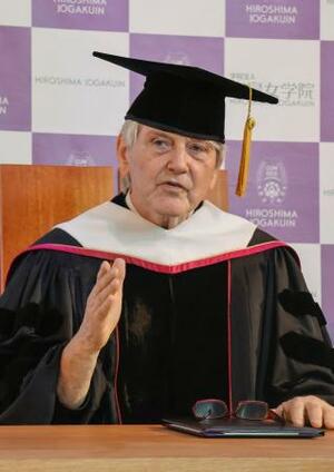 　広島女学院大で記者会見するスティーブン・リーパーさん＝１４日午後、広島市