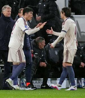 　ヘラクレス戦の後半、冨安（左）と交代するアヤックスの板倉＝アルメロ（共同）