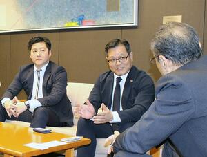 渡辺竜五市長と話す、キルギス名誉領事館の四橋道徳名誉領事(右から2人目)ら=佐渡市役所