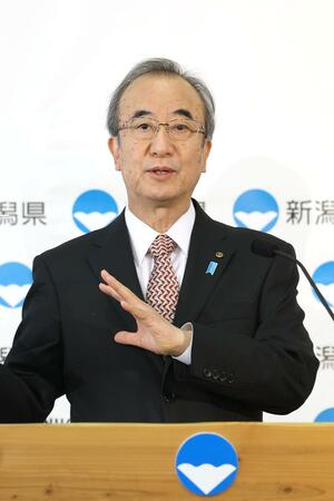県病院局の職員給与を巡る問題について、質問に答える花角英世知事＝１２日、県庁