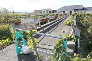 橋桁の腐食が見つかり、車両通行止めとなっているミヤノコシ橋＝村上市新飯田
