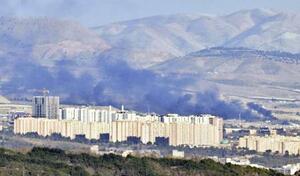 　テヘラン東部で立ち上る黒煙。攻撃を受けたとみられる＝３日（共同）