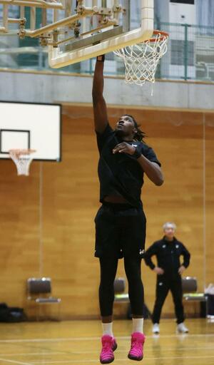 プレーオフ初戦に向け、練習するムトンボ＝弥彦村