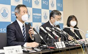 会員を拒否した理由の説明と6人の任命を求めた日本学術会議の梶田隆章会長の記者会見=2020年10月、東京都港区