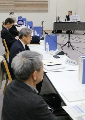 東京電力柏崎刈羽原発の安全対策などについての報告書案が示され、委員が議論した県技術委員会=11月6日、新潟市中央区