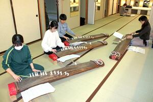 新春コンサートに向けて練習に励む加茂邦楽こども教室の生徒と指導する高橋理香さん=1月8日、加茂文化会館