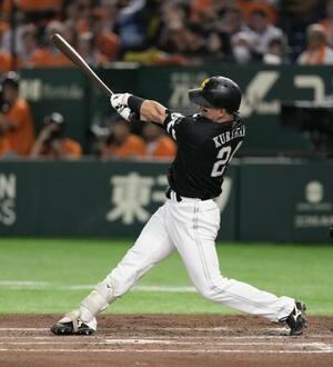 3回ソフトバンク1死一、二塁、栗原が中越えに3ランを放つ=東京ドーム