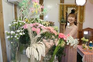 売り物の花を店内に飾る佐藤恵理子さん=阿賀野市窪川原