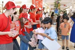 復興祈願花火フェニックスの費用を集める募金活動＝２８日、長岡市千秋２
