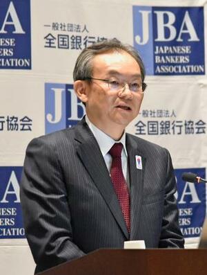 全国銀行協会の記者会見で話す三菱UFJ銀行の半沢淳一頭取=17日午後、東京都千代田区