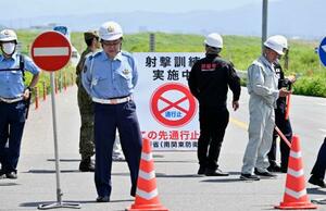 陸上自衛隊東富士演習場での「ハイマース」射撃訓練で、一時通行止めになった国道469号。午前に射撃は行われなかった=20日午前10時2分、静岡県裾野市