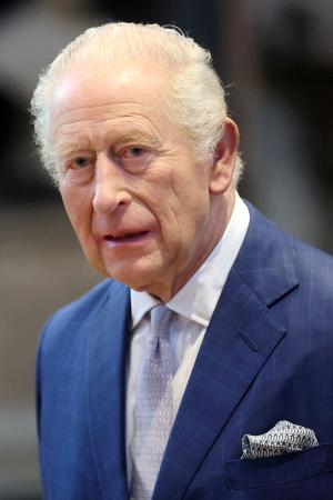 ロンドンのウェストミンスター寺院で礼拝に参加するチャールズ英国王=10日(ロイター=共同)