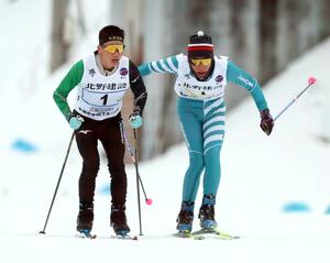 男子リレー 3走我田平(右・塩沢)がアンカー岡田幸輝(中郷)につなぐ=長野県野沢温泉村(写真映像部・菊池雪那)