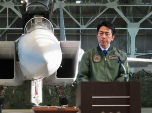 視察先の航空自衛隊千歳基地で記者団の取材に応じる小泉防衛相=23日午後、北海道千歳市