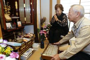 三郎さんの好物だったそばを仏前に供え、感謝を伝える瀬沼専太郎さん、スイさん夫妻=10月23日、小千谷市