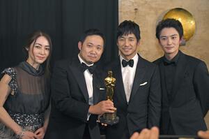 受賞後の記者会見で記念撮影する（左から）霧島れいかさん、濱口竜介監督、西島秀俊さん、岡田将生さん（共同）