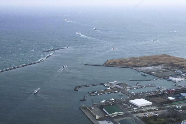 津波注意報が出された北海道苫小牧市で、港を出る船舶＝２０日午後６時１８分（共同通信社ヘリから）