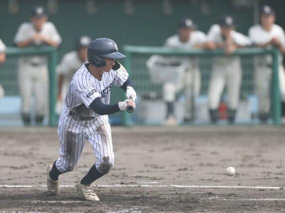 北越－長岡　４回北越２死一、三塁、小林幹大がバント安打を決め１－０＝９月１６日、新発田市五十公野公園野球場